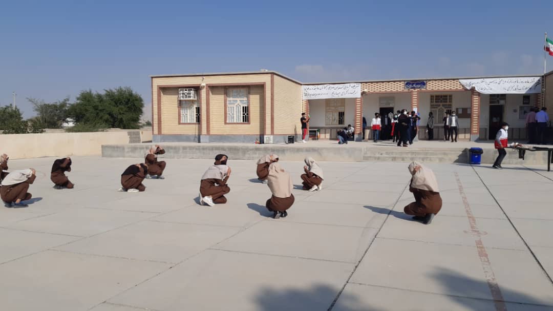 برگزاری مانور مقابله با زلزله منطقه جناح در مدرسه متوسطه مریم باقرالکندری عالی احمدان