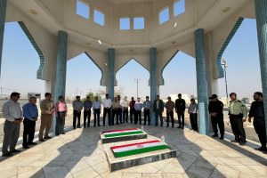 آغاز برنامه های هفته دولت در بخش جناح با غباروبی گلزار شهدا و دیدار خانواده شهید اسدی + تصاویر