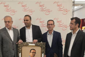 تجلیل از خیراندیش حاج اسماعیل امینایی در جشنواره بیست و هفتم خیرین مدرسه ساز هرمزگان