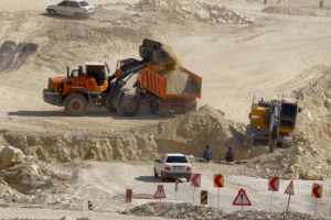 بازگشت ماشین آلات راهسازی به بخش میانی راه خور جناح + ویدیو